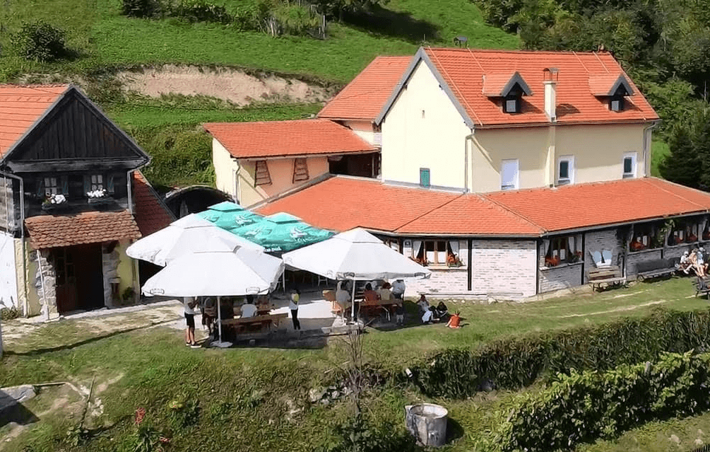 Planinarski dom Grafičar, 864 m, Medvednica