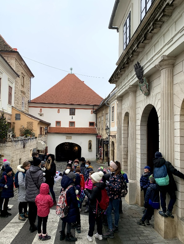 Iznad Kamenitih vratiju, kod najstarije gradske ljekarne
