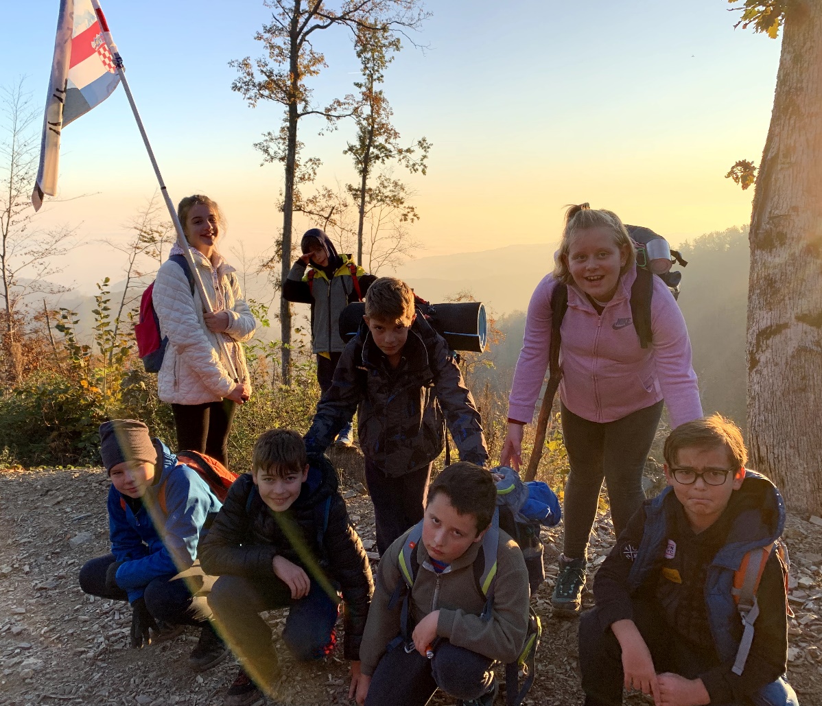 Grupa od nedjelje, ispod planinarskog doma, hvata prekrasan zalazak sunca za planinu