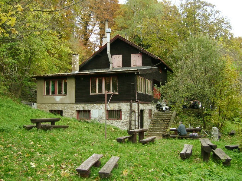 Planinarski dom “Risnjak” (zapadna strana)