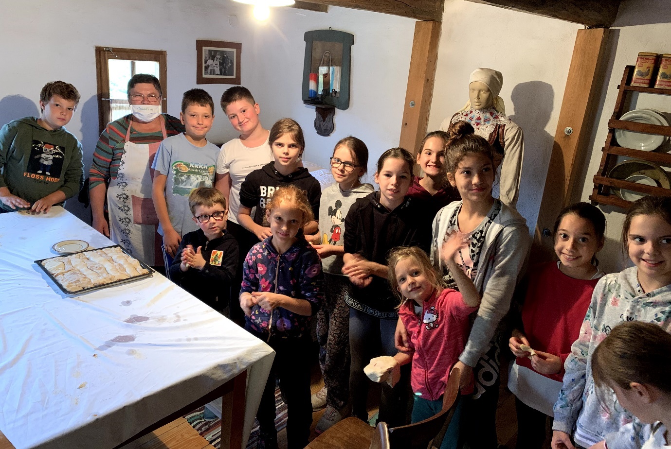 Pripremljena štrudla za pečenje, grupa sa kuharicom Nadicom