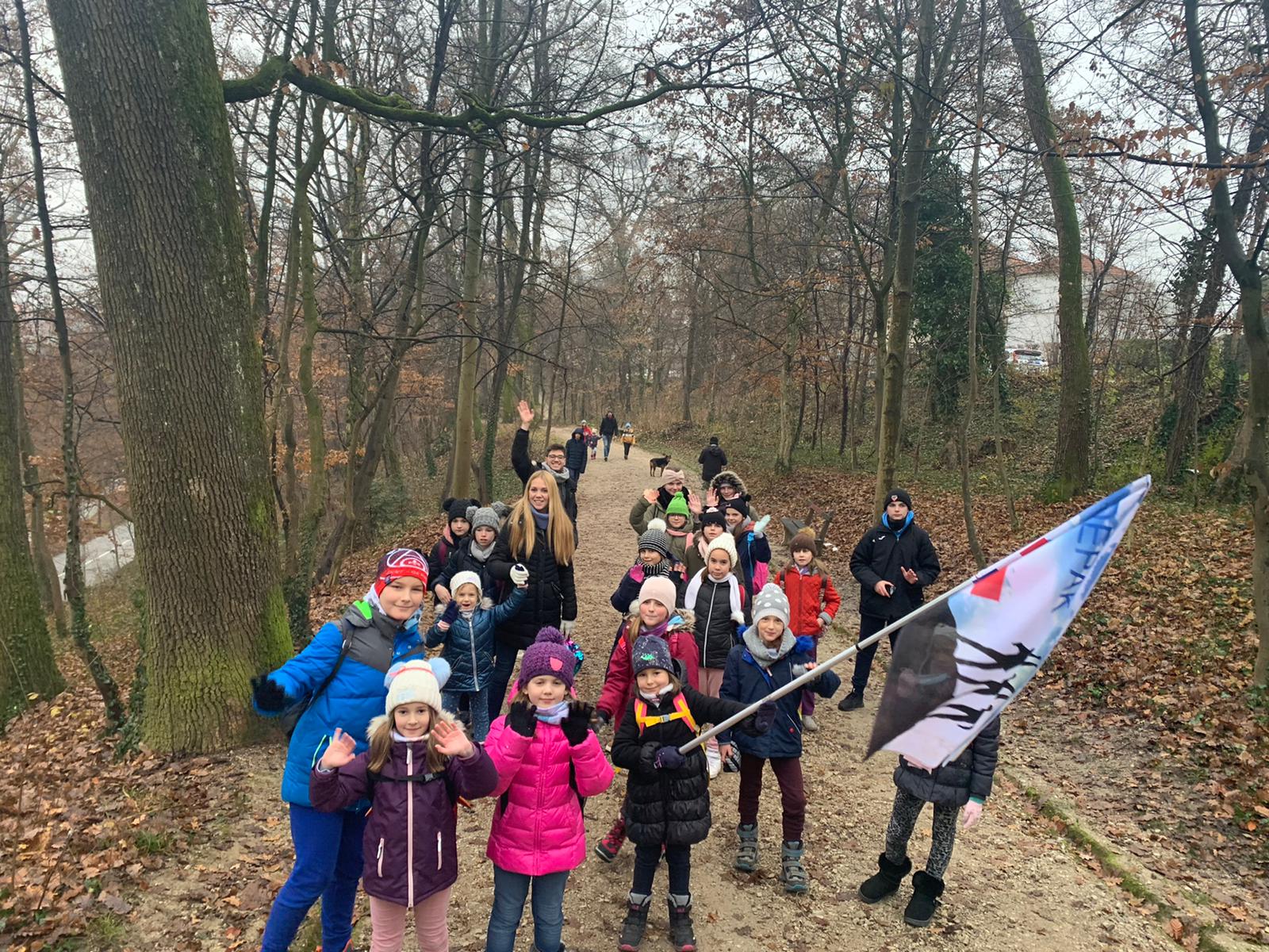 Vesela skupina u Park šumi Tuškanac iznad “Saloona”
